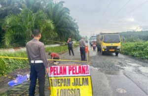 Antisipasi Laka Lantas, Satlantas Polres Siak Timbun Jalan Rusak di Perawang–Dayun