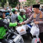 Dekat Dengan Masyarakat, Kapolri Bagikan Takjil ke Pengendara di Depan Mabes Polri
