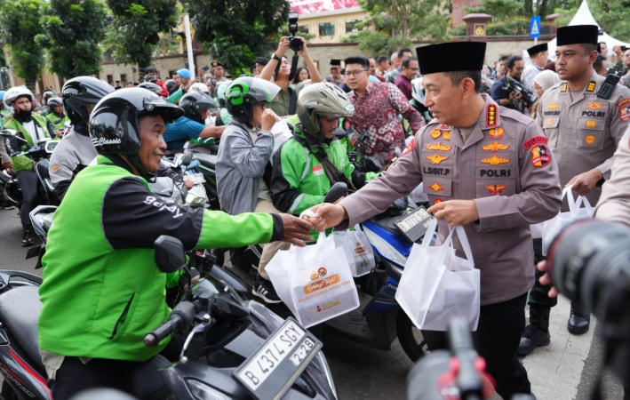 Dekat Dengan Masyarakat, Kapolri Bagikan Takjil ke Pengendara di Depan Mabes Polri