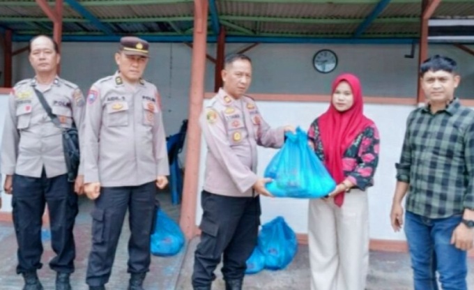 Hari Kedua Ramadan, Polres Batu Bara Berbagi Sembako untuk Dhuafa dan Pengguna Jalan