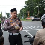 Hari Pertama Puasa, Satlantas Polres Kendal Bagikan Takjil ke Setiap Pengendara