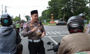 Hari Pertama Puasa, Satlantas Polres Kendal Bagikan Takjil ke Setiap Pengendara