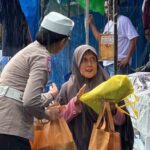 Hujan Tak Surutkan Kepedulian, Ditlantas Polda Maluku Bagikan 200 Paket Takjil di Ambon