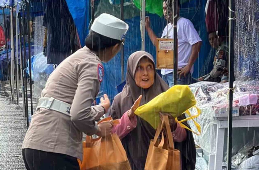 Hujan Tak Surutkan Kepedulian, Ditlantas Polda Maluku Bagikan 200 Paket Takjil di Ambon