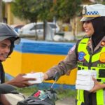 Jelang Buka Puasa, Satlantas Polres Halmahera Tengah Bagikan Takjil untuk Pengendara Motor