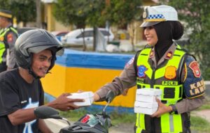 Jelang Buka Puasa, Satlantas Polres Halmahera Tengah Bagikan Takjil untuk Pengendara Motor