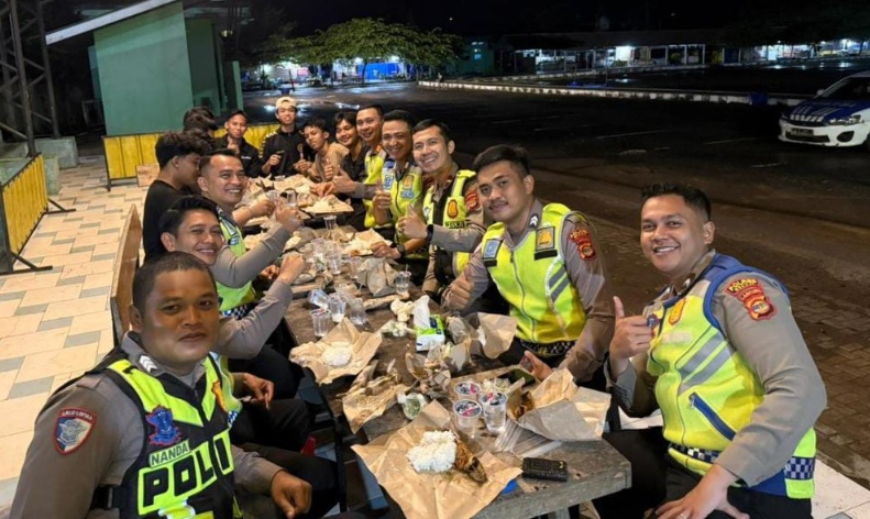 Pererat Kebersamaan Dengan Masyarakat, Satlantas Polres Mesuji Laksanakan Sahur On The Road