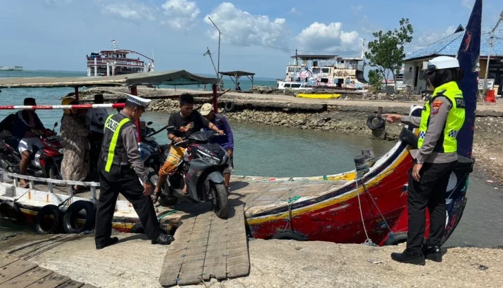 Polantas Menyapa di Pelabuhan Kalianget, Ajak Pengendara Utamakan Keselamatan