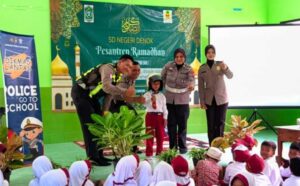 Polisi Edukasi Siswa SD di Lumajang, Dari Rambu Lalu Lintas hingga Bahaya Perundungan
