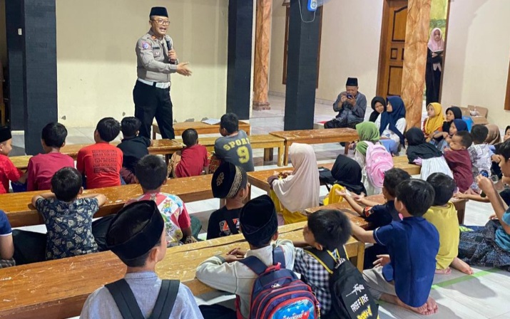 Polisi Ngaji Bareng Santri, Cara Satlantas Pati Tanamkan Akhlak dan Tertib Lalu Lintas