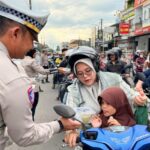 Ramadan Penuh Kepedulian, Satlantas Polres Tasikmalaya Bagikan 500 Takjil untuk Warga