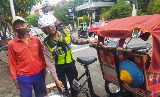 Satlantas Polres Kediri Imbau Pengemudi Becak Listrik, Utamakan Keselamatan dan Kewaspadaan
