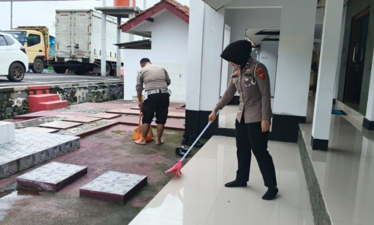 Satlantas Polres Majalengka Bersih-bersih Masjid Jelang Tarawih