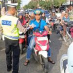 Tebar Kebaikan di Bulan Ramadan, Satlantas Polres Aceh Barat Bagi-Bagi Takjil ke Pengendara