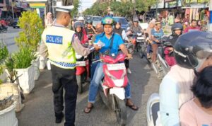 Tebar Kebaikan di Bulan Ramadan, Satlantas Polres Aceh Barat Bagi-Bagi Takjil ke Pengendara