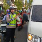 Wujud Kepedulian di Bulan Ramadan, Satlantas Polres Aceh Barat Bagikan Takjil kepada Pengguna Jalan