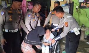 Aksi Humanis, Satlantas Polres OKU Selatan Beri Bantuan Kursi Roda ke Anak Disabilitas
