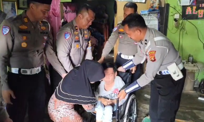 Aksi Humanis, Satlantas Polres OKU Selatan Beri Bantuan Kursi Roda ke Anak Disabilitas
