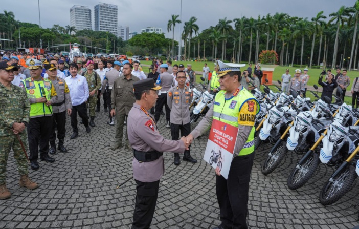 Apel Gelar Pasukan Operasi Ketupat 2026, Kapolri Serahkan Bantuan Kendaraan ke Polda Terdampak Bencana