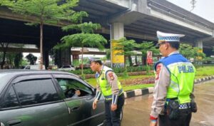 Gunakan ETLE Handheld, Satlantas Polres Jaktim Tindak Pengendara yang Langgar Arus
