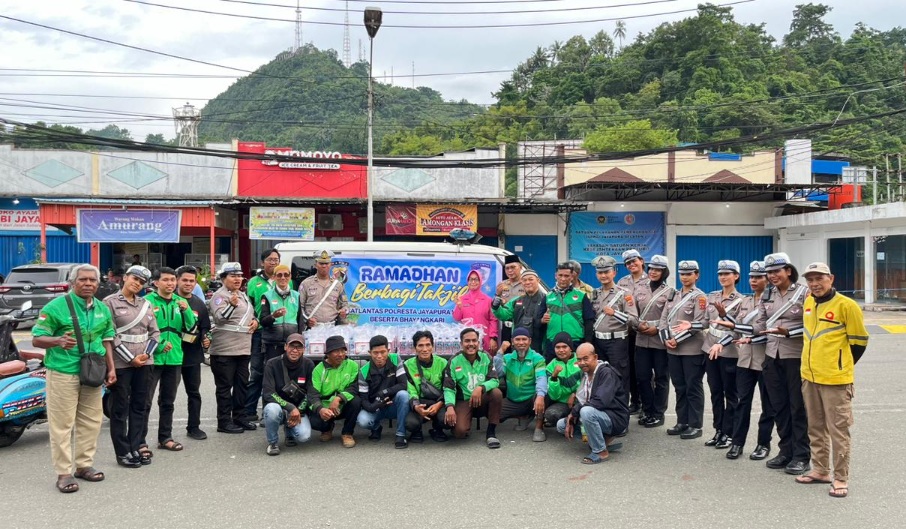 Jelang Waktu Buka, Satlantas Polresta Jayapura Kota Bagikan Takjil Untuk Komunitas Ojek Online