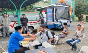 Menunggu Waktu Berbuka, Satlantas Polres Gresik Buka Layanan SIM Keliling