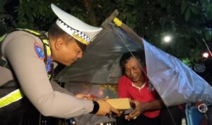 Sahur on the Road, Satlantas Banyuwangi Ajak Masyarakat Tertib Lalu Lintas Sambil Berbagi