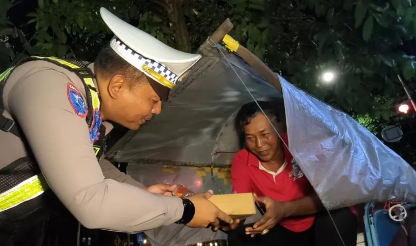 Sahur on the Road, Satlantas Banyuwangi Ajak Masyarakat Tertib Lalu Lintas Sambil Berbagi