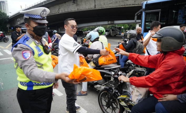 Satlantas Jakbar dan Komunitas Moge Bagikan 5.000 Takjil