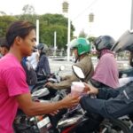 Satlantas Polres Lumajang Gandeng Komunitas Motor Bagikan Takjil di Kawasan Alun-Alun