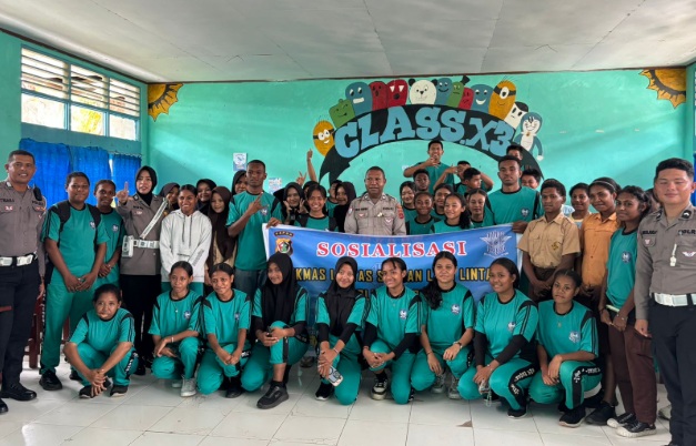 Satlantas Polres Sarmi Papua Edukasi Pelajar Soal Pentingnya Keselamatan Berlalu Lintas