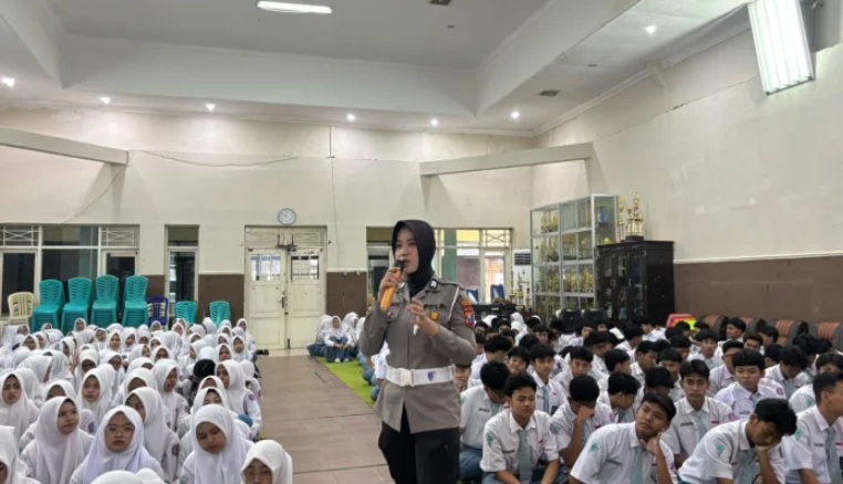 Satlantas Polres Sumenep Edukasi Tertib Lalu Lintas ke Pelajar SMAN 1 Sumenep
