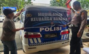 Satlantas Polresta Banjarmasin Pasang Stiker “Mudik Aman Keluarga Bahagia” di Mobil Patroli